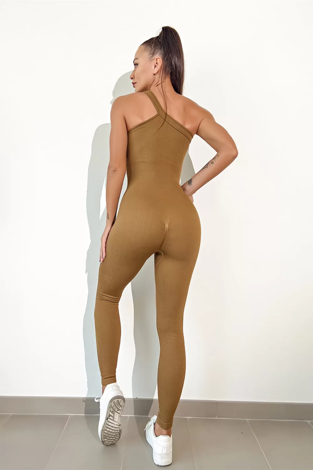 Aktiver Jumpsuit mit asymmetrischem Ausschnitt und breiten Trägern