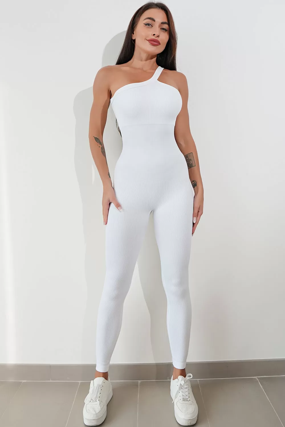 Aktiver Jumpsuit mit asymmetrischem Ausschnitt und breiten Trägern