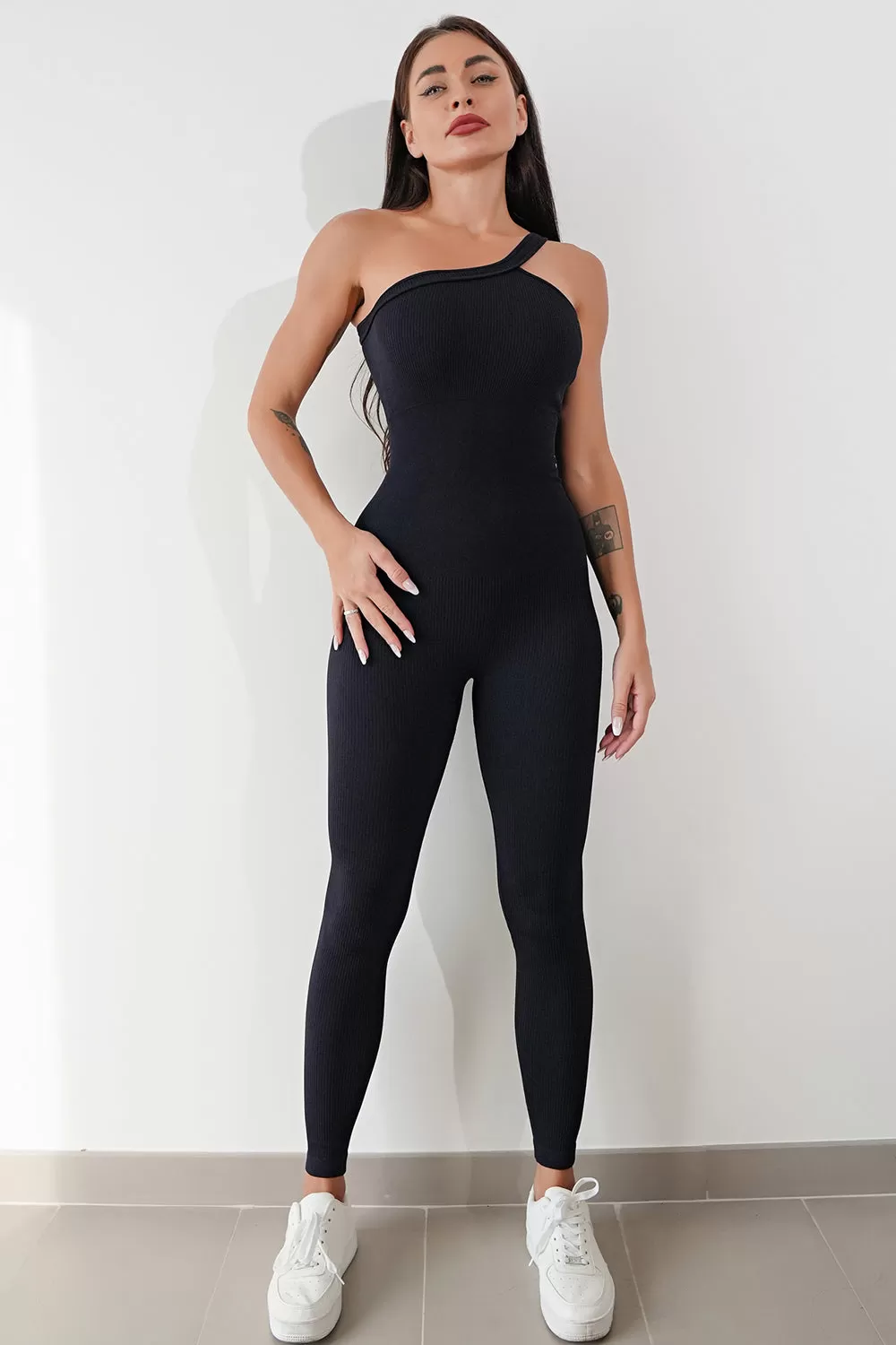 Aktiver Jumpsuit mit asymmetrischem Ausschnitt und breiten Trägern