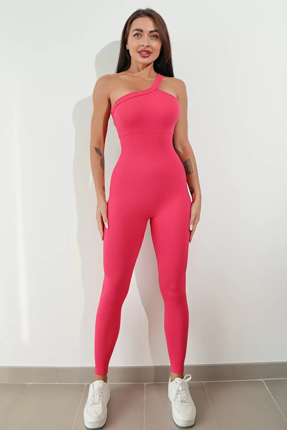 Aktiver Jumpsuit mit asymmetrischem Ausschnitt und breiten Trägern