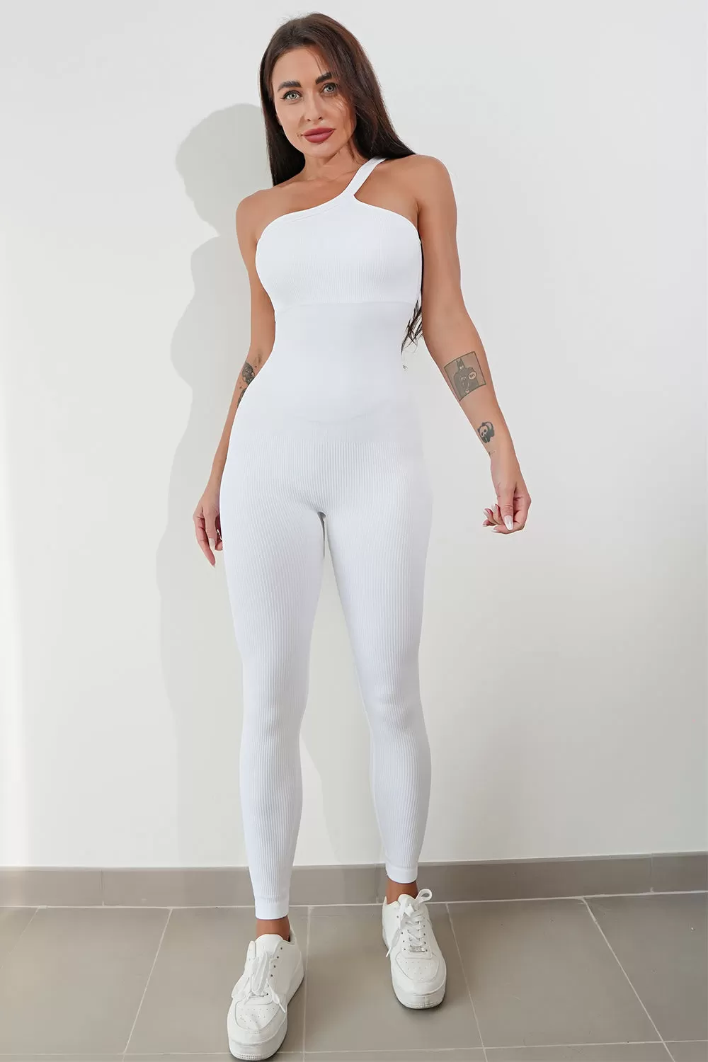 Aktiver Jumpsuit mit asymmetrischem Ausschnitt und breiten Trägern