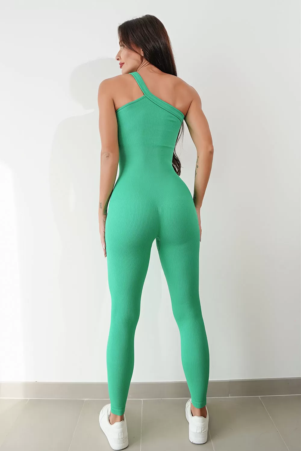 Aktiver Jumpsuit mit asymmetrischem Ausschnitt und breiten Trägern