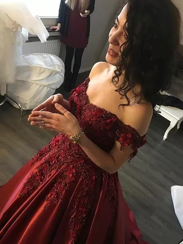 Ball Gown Red Lace Appliques Prom Dresses Off the Shoulder Quinceanera Dresses